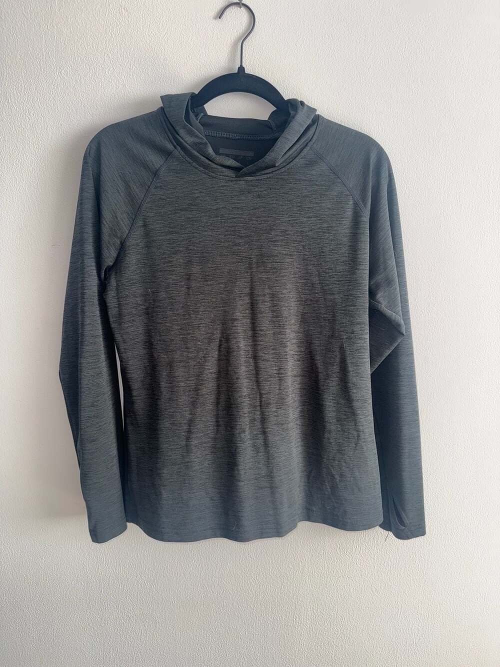 Under Armour Performance Hoodie Size M Grey Athletic Long Sleeve